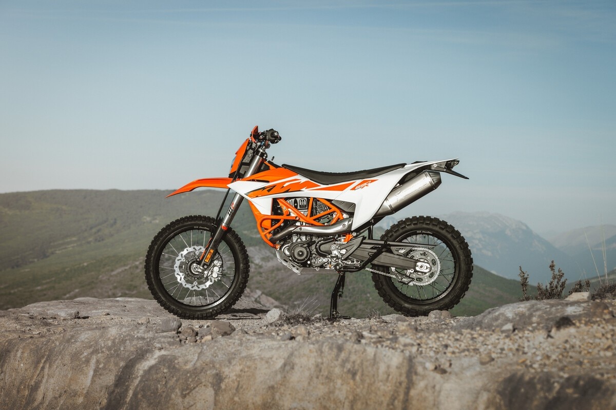 KTM presenta le nuove 690 Enduro R e 690 SMC R 2026